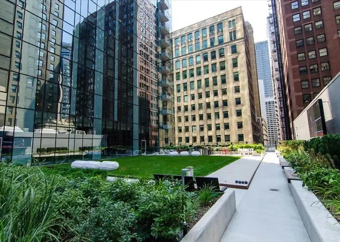 Loop W Roof Deck Nr Michigan Ave Chi-1014 *